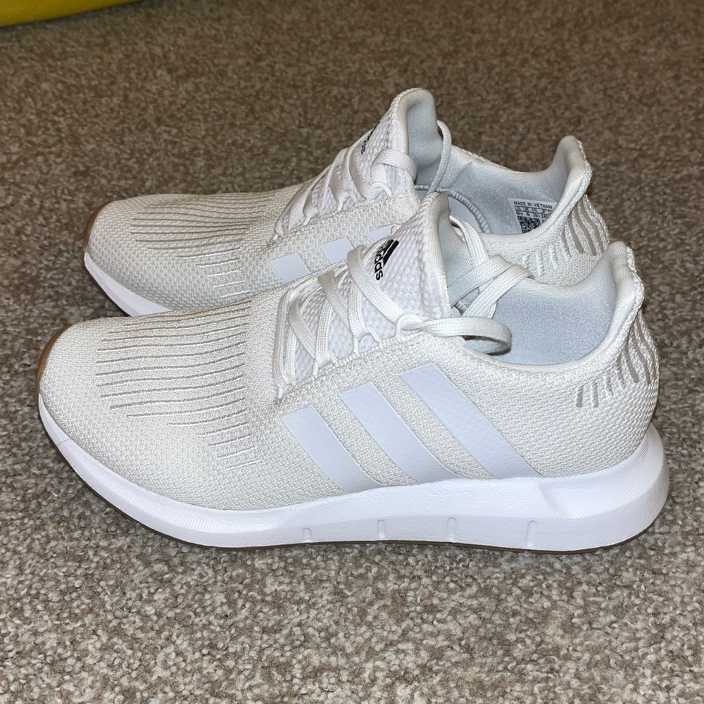 Adidas Swift Run 1.0 White Womens Shoes
6 1/2 US Men, 39 1/3 EU, 6 UK, 8 US Men